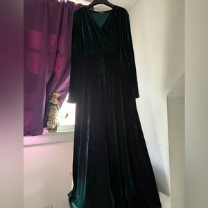 Elegant Dark Green Velvet Long-Sleeve gown